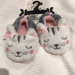 Girls kitty slippers, with tags!